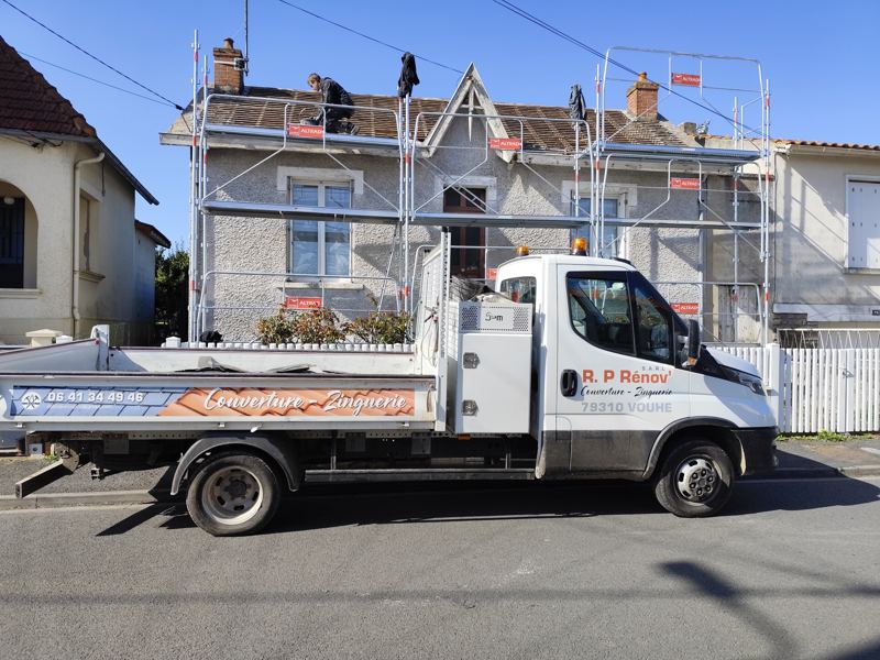 Le camion R.P Rénov' devant une maison en cours de rénovation, sous échafaudage