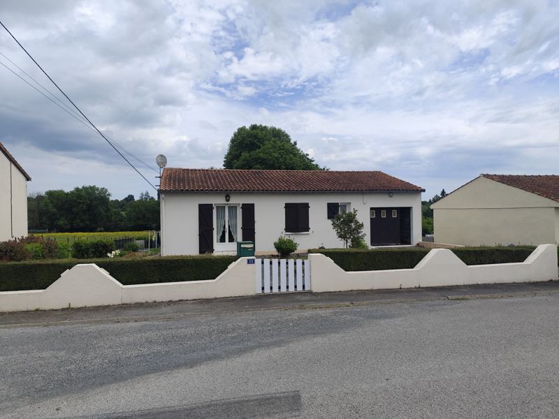 Maison de plain-pied avec toiture en tuiles refaite