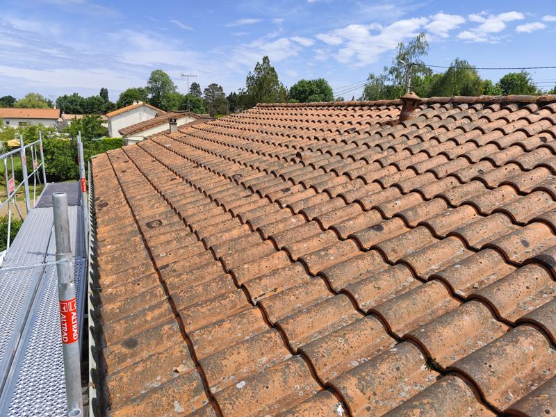 Rénovation d'une toiture en tuiles, vue depuis l'échafaudage