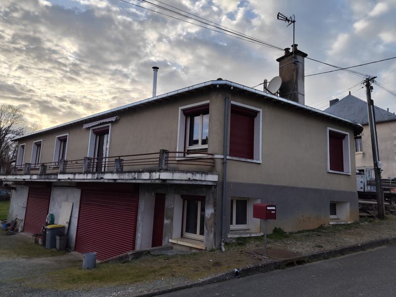 Maison avec rives et bandeau en zinc