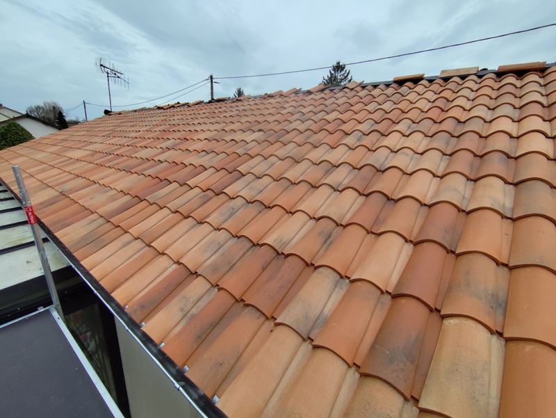 Rive d'une toiture en tuiles neuves